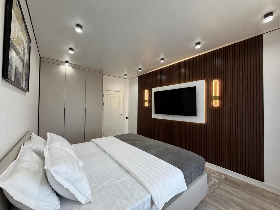 Bed, TV and multimedia, Photo of the whole room, Bedroom