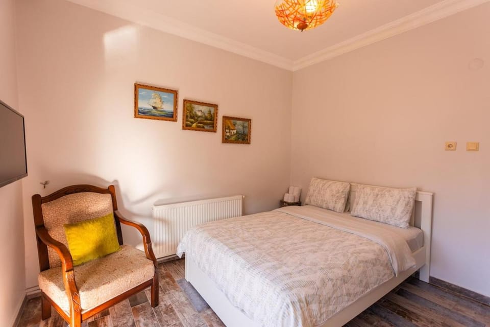Bed, TV and multimedia, Bedroom