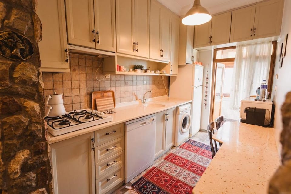 Kitchen or kitchenette, dishwasher, minibar, oven, stove