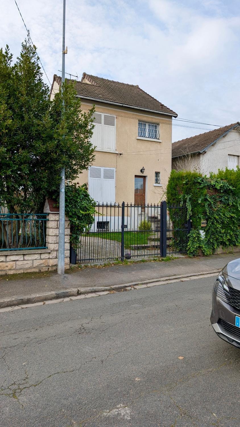 Property building, Day, Neighbourhood, Street view