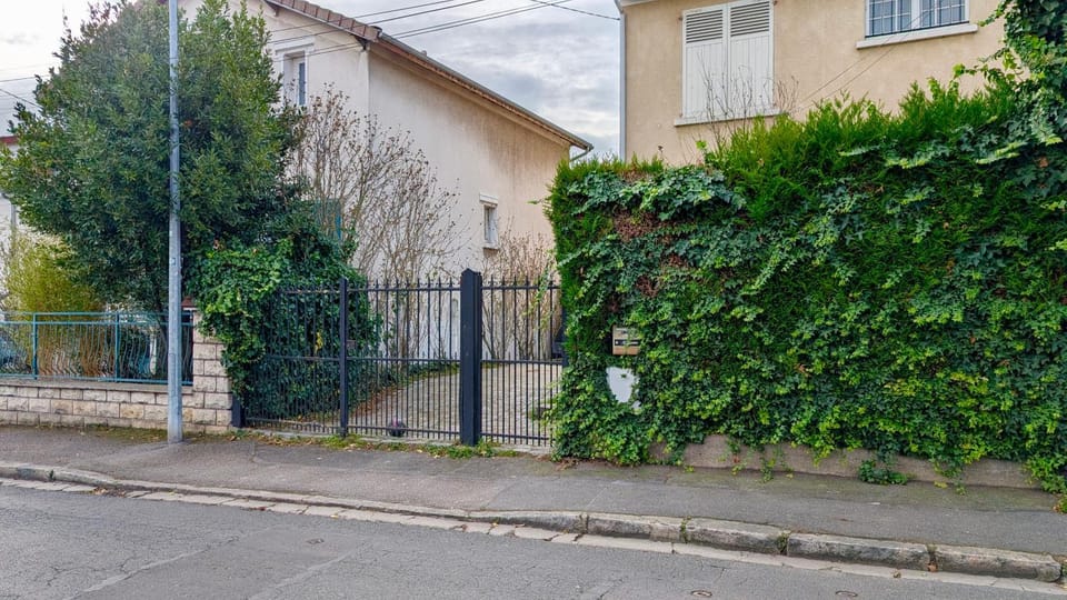 Property building, Spring, Day, Neighbourhood, Street view