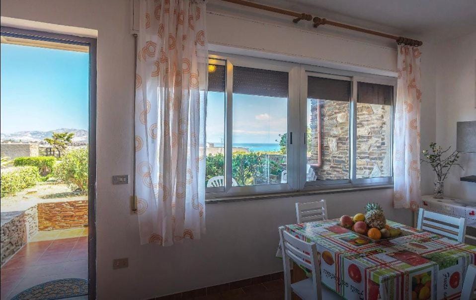 Day, Natural landscape, Garden, View (from property/room), Balcony/Terrace, Living room, Seating area, Dining area, Garden view