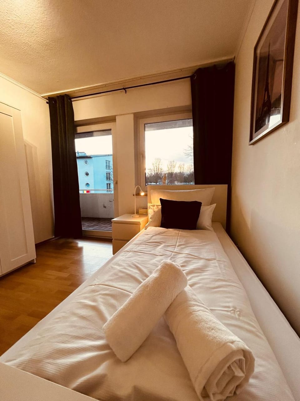 Bed, towels