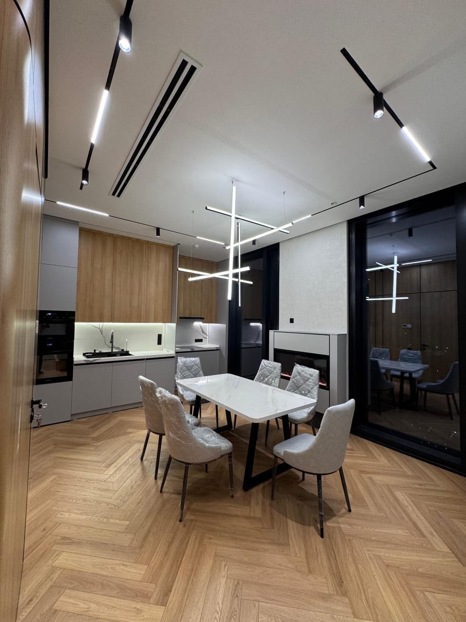 Dining area, kitchen