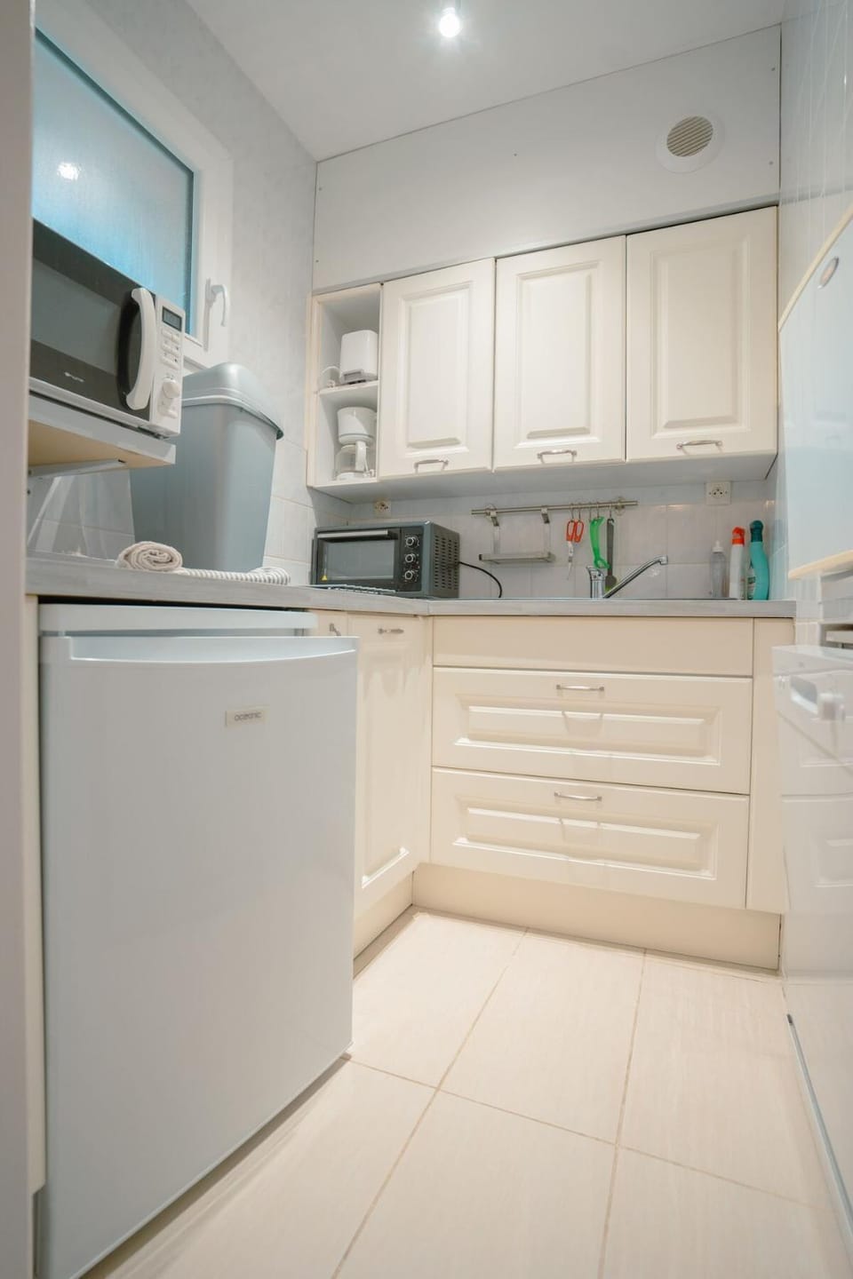 Kitchen or kitchenette, dishwasher, stove