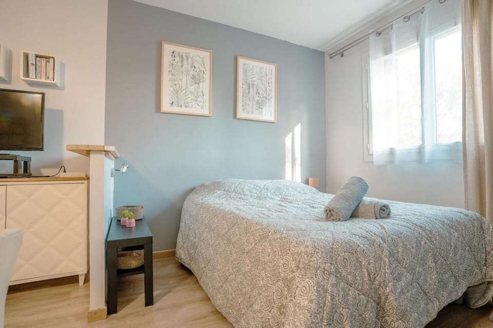 Bed, TV and multimedia, Photo of the whole room, Bedroom