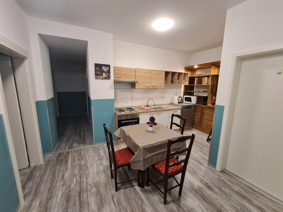 Kitchen or kitchenette, Dining area, stove