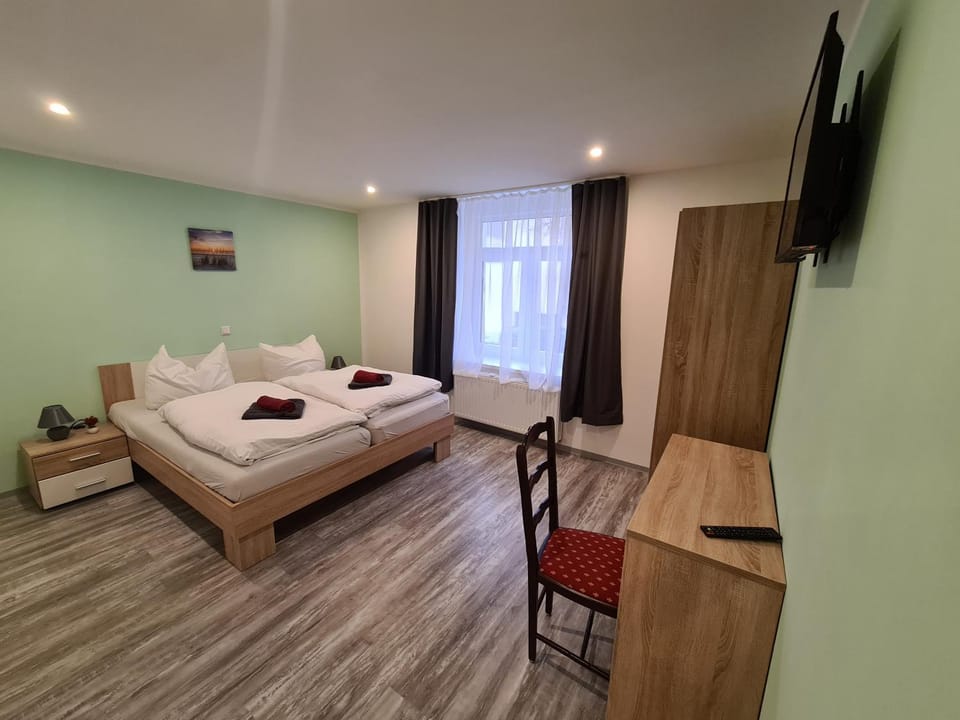 Bed, TV and multimedia, Photo of the whole room, towels