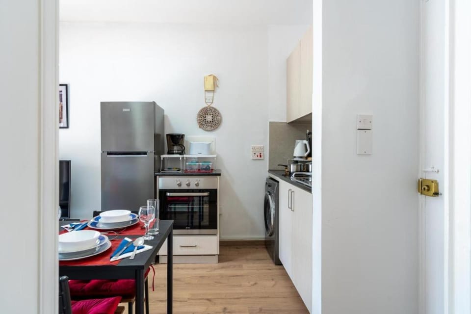 Dining area, oven, toaster