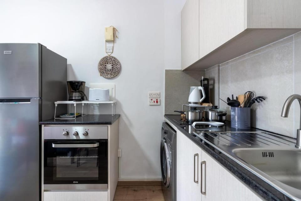 Coffee/tea facilities, Kitchen or kitchenette, dishwasher, microwave, oven, stove, toaster