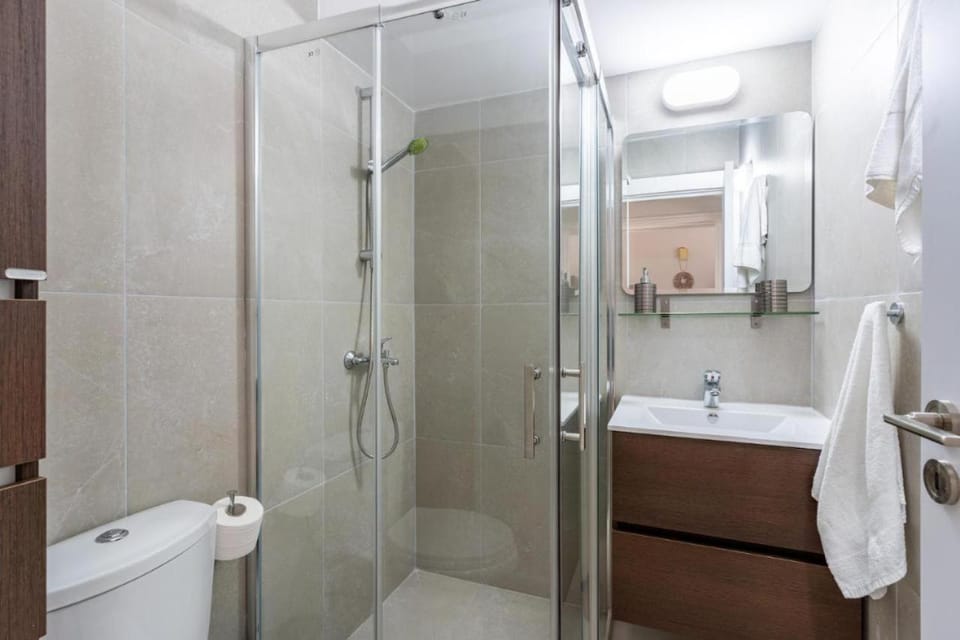Shower, Toilet, Bathroom, towels
