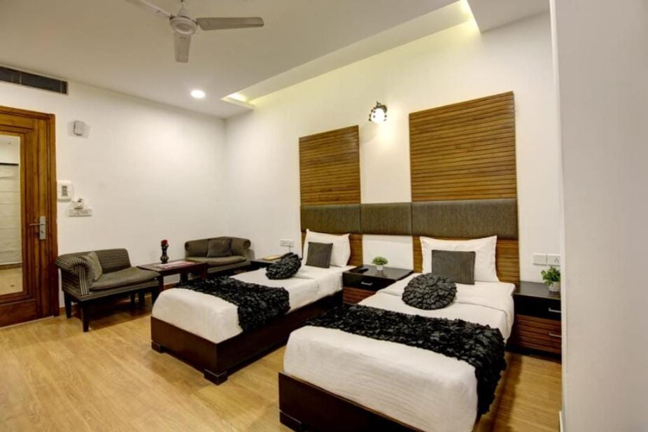 Bed, Photo of the whole room, Seating area, Bedroom, air conditioner