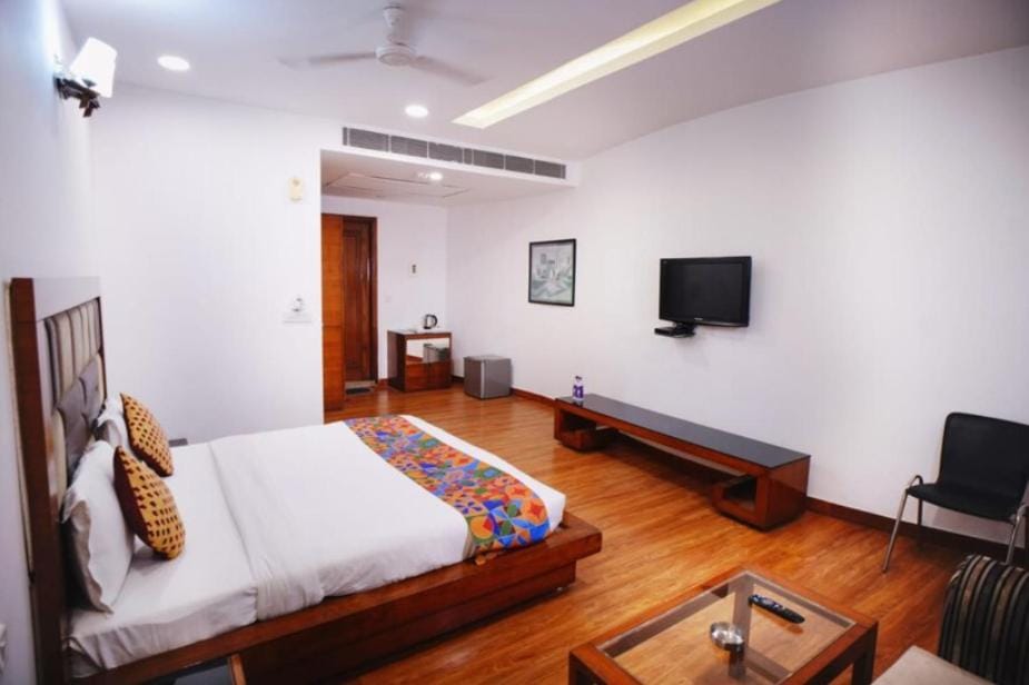 Bed, TV and multimedia, Photo of the whole room, Decorative detail, Seating area, Evening entertainment, Bedroom, air conditioner