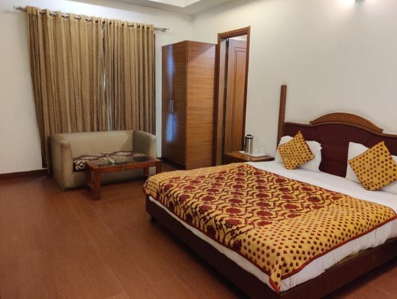 Bed, Photo of the whole room, Seating area, Bedroom, wardrobe