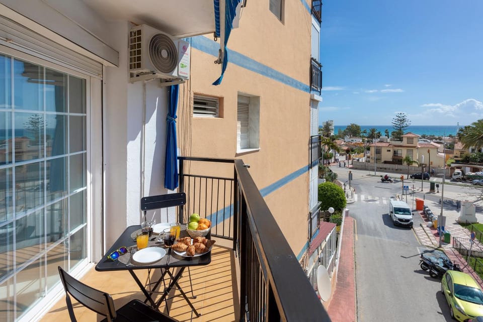 Property building, View (from property/room), Balcony/Terrace, Street view, Location