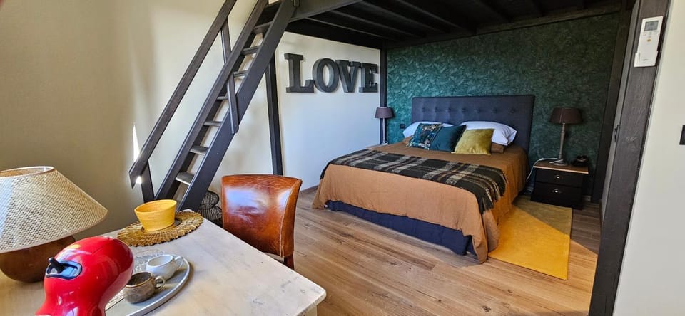 Bed, Photo of the whole room, Bedroom