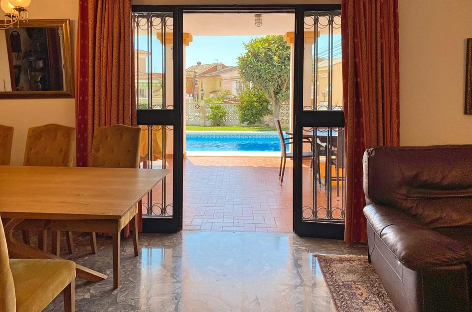 Communal lounge/ TV room, Living room