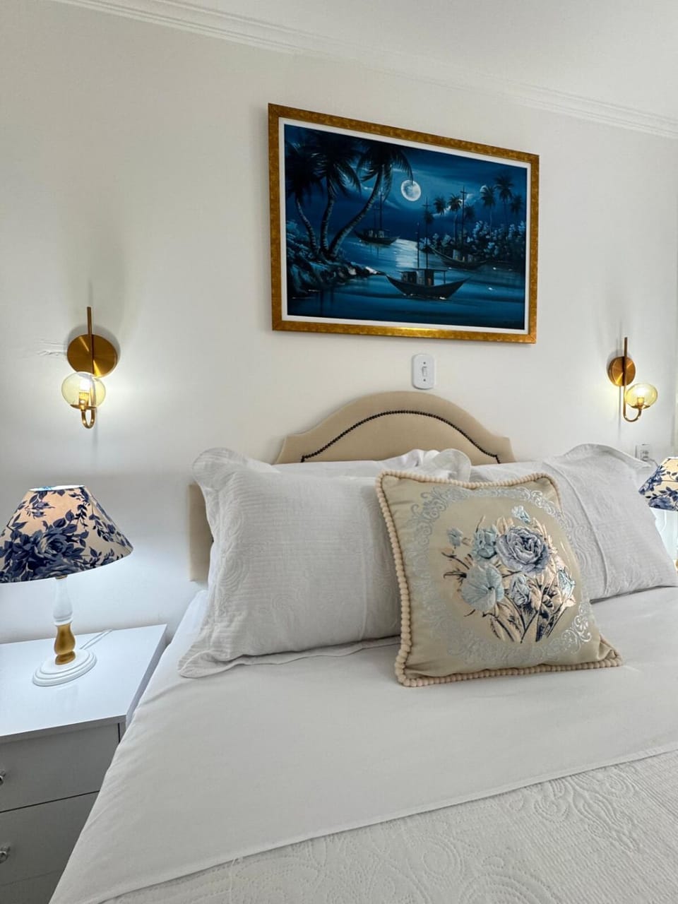 Bed, Photo of the whole room, Decorative detail, Bedroom