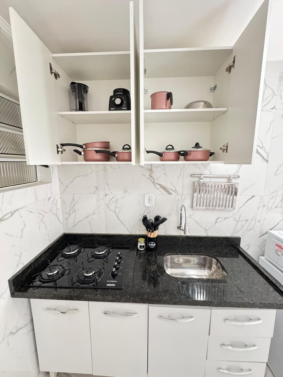 Kitchen or kitchenette, minibar, stove