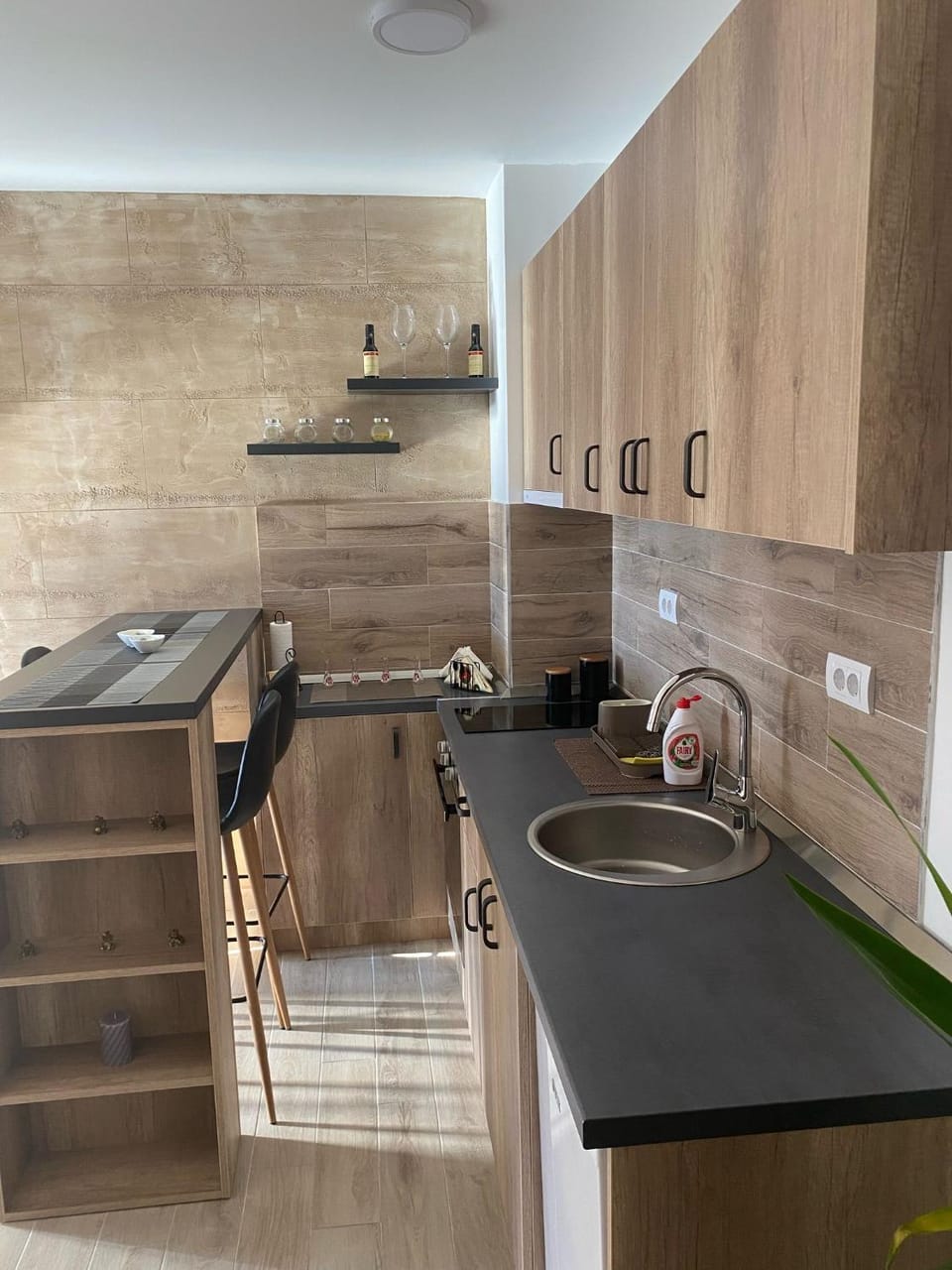 Kitchen or kitchenette, minibar, stove