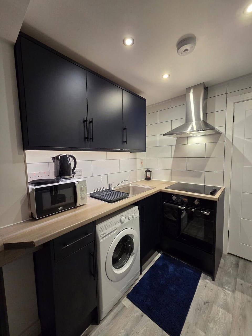 Coffee/tea facilities, microwave, oven, stove, washing machine