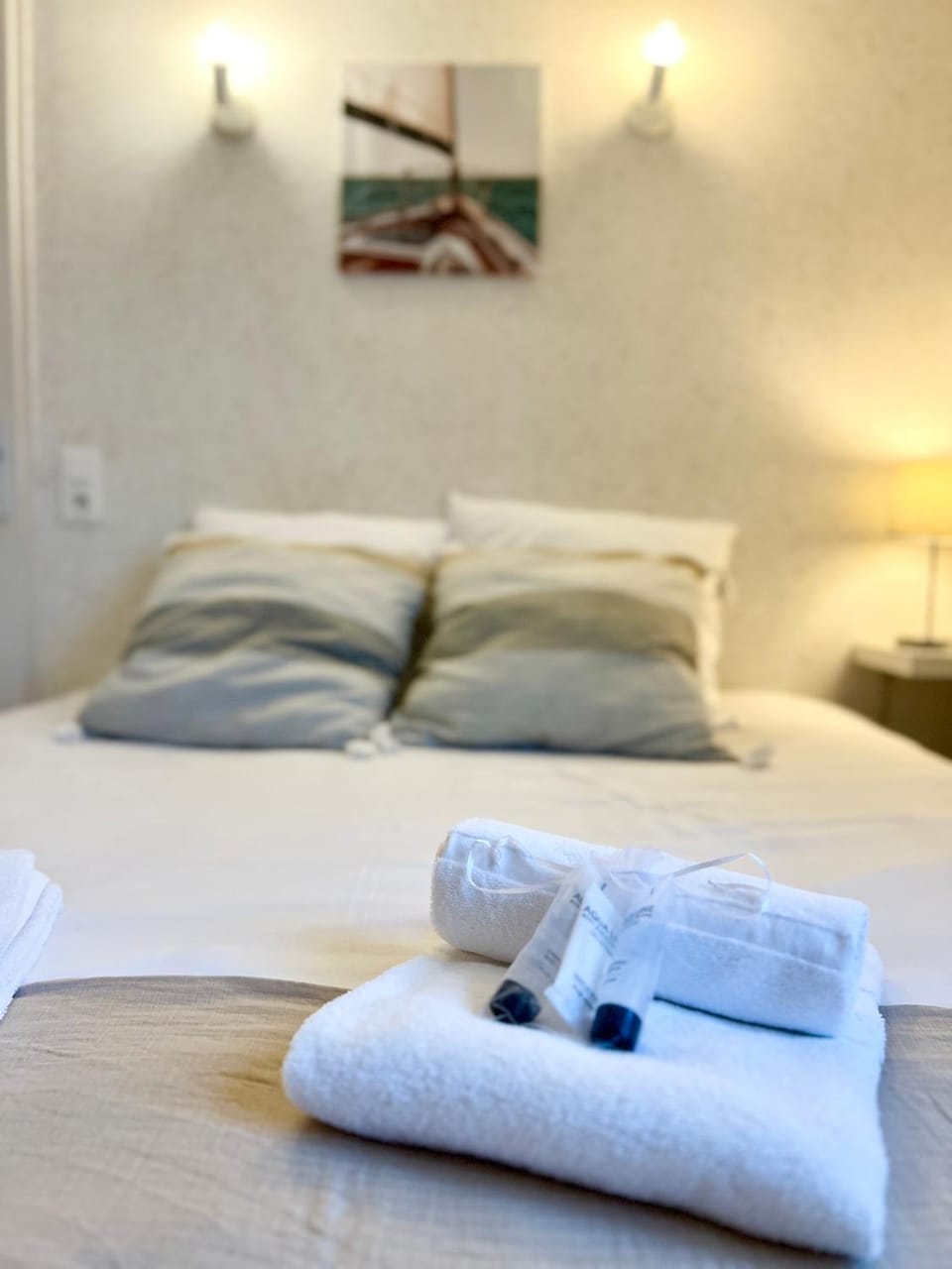 Bed, Photo of the whole room, Bedroom, towels