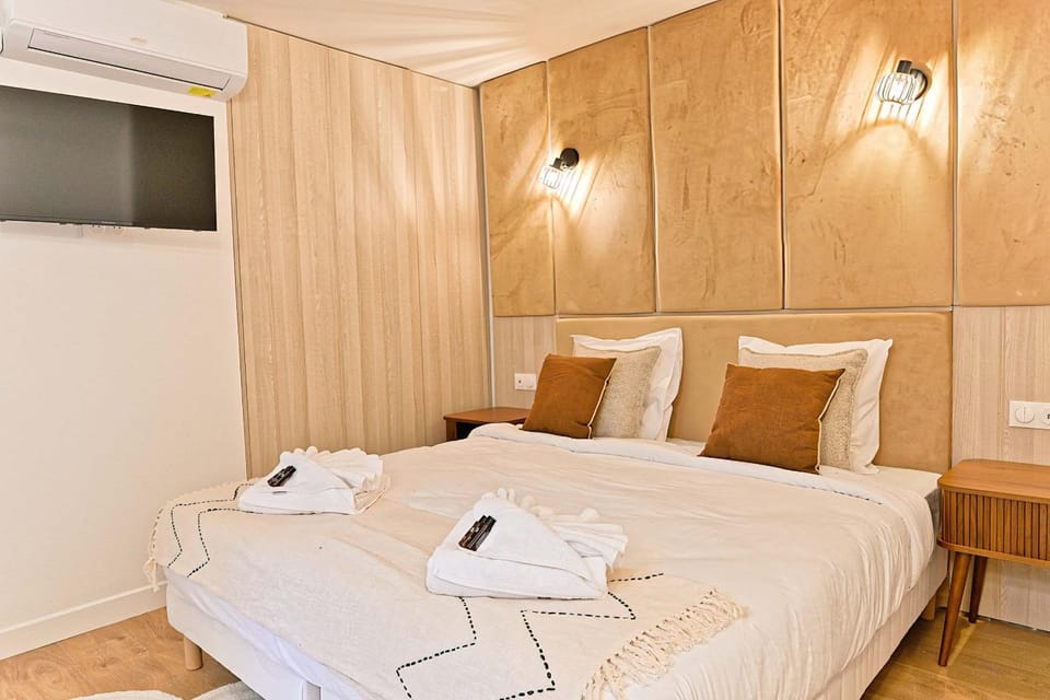 Bed, TV and multimedia, Bedroom, air conditioner