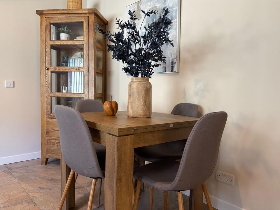Decorative detail, Seating area, Dining area