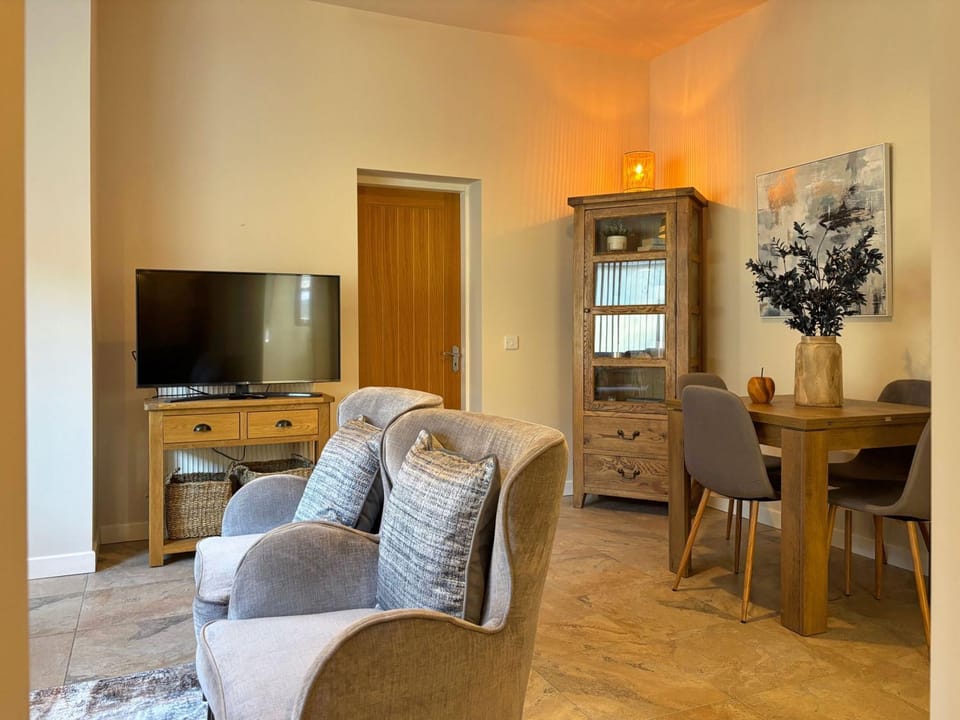 Communal lounge/ TV room, TV and multimedia, Living room, Dining area