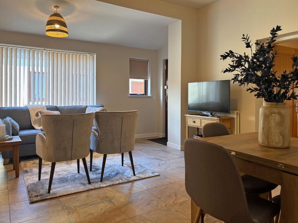 Communal lounge/ TV room, TV and multimedia, Seating area, Dining area, internet