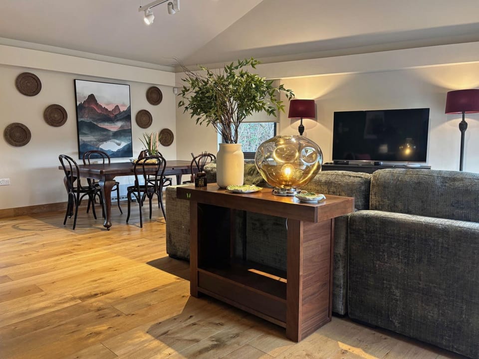 Communal lounge/ TV room, TV and multimedia, Living room, Seating area, Dining area