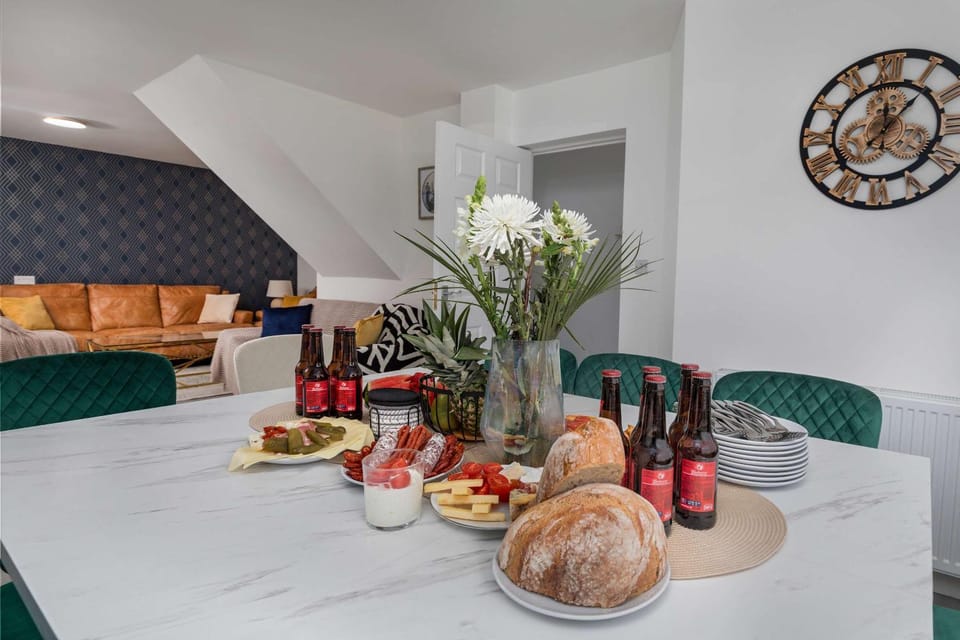Food and drinks, Dining area, Breakfast, Continental breakfast