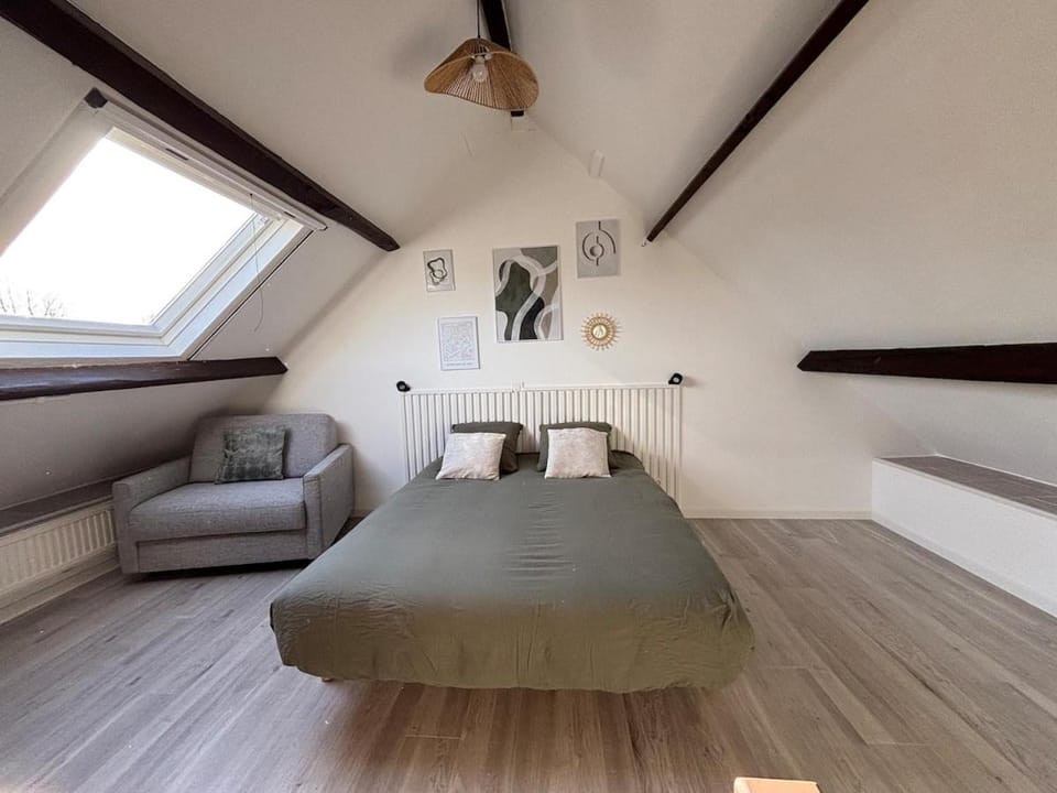 Photo of the whole room, Bedroom