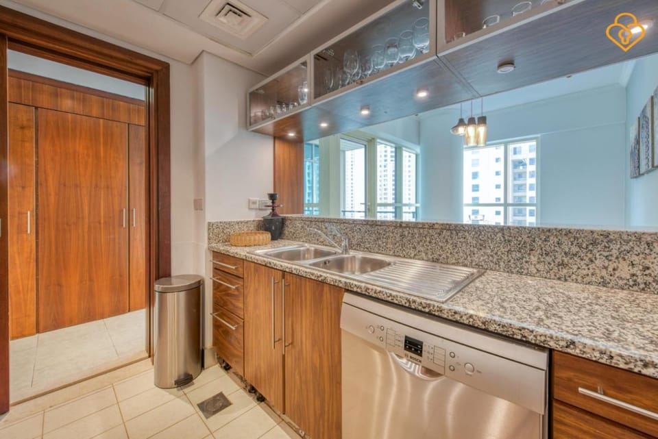 Keysplease 2BR Apt Minutes to Metro & Beach, Dubai Marina Apartment in Dubai