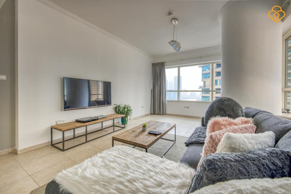 Keysplease 2BR Apt Minutes to Metro & Beach, Dubai Marina Apartment in Dubai