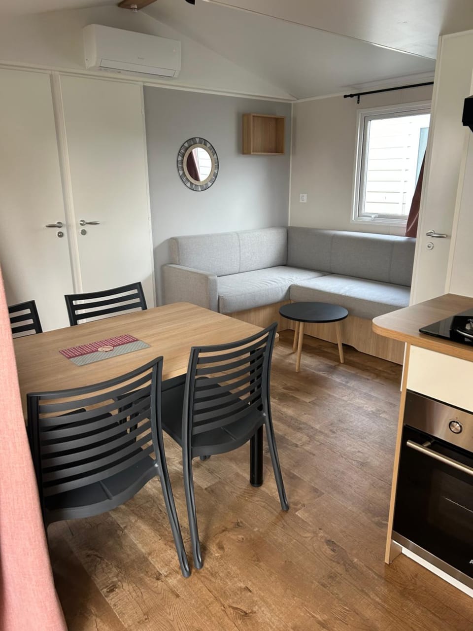 Kitchen or kitchenette, Living room, Seating area, Dining area
