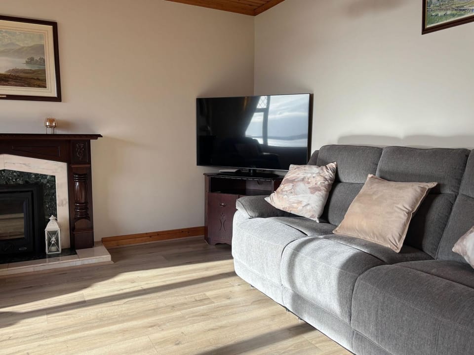 Communal lounge/ TV room, TV and multimedia, Living room, Seating area, fireplace