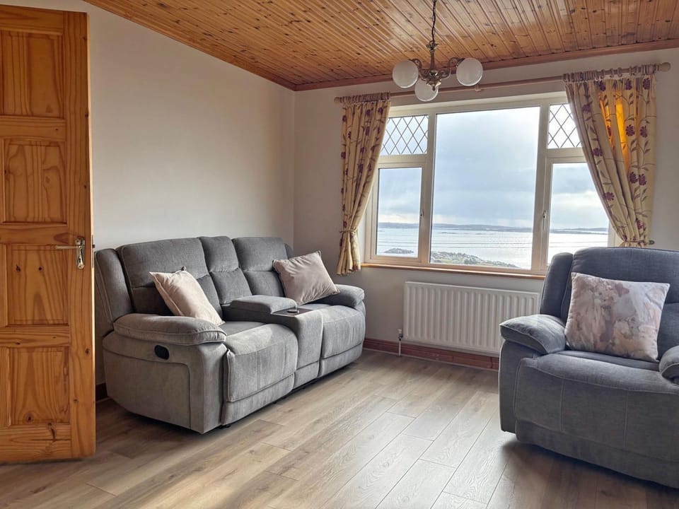 Living room, Seating area, internet