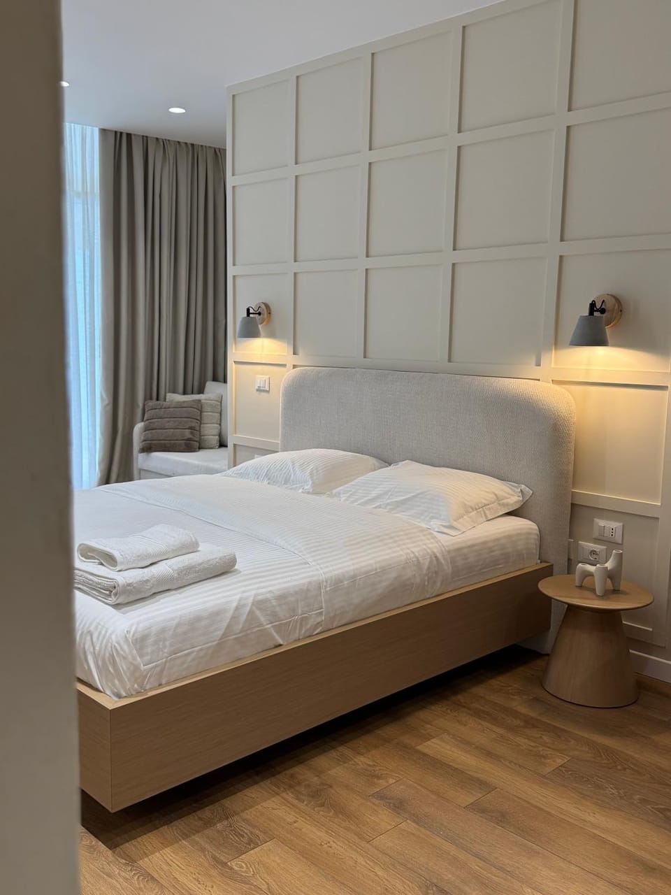 Bed, towels