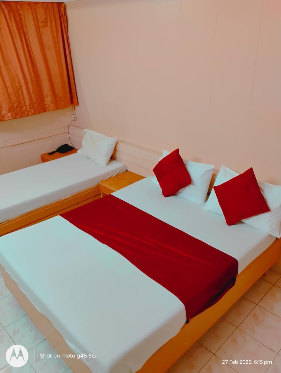 Bed, Bedroom, Family, towels