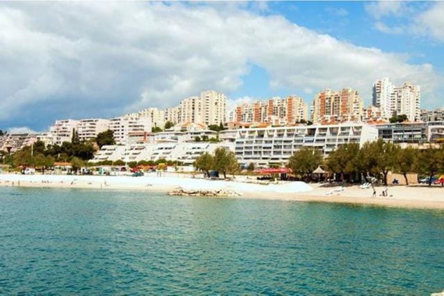 Restaurant/places to eat, Beach