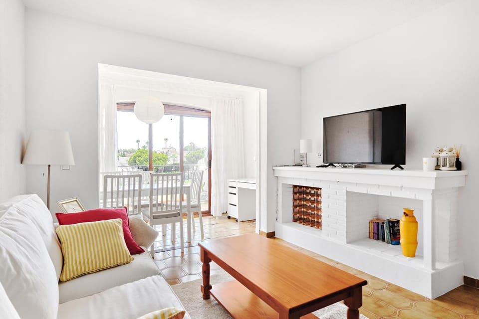 TV and multimedia, Living room, Seating area, Dining area
