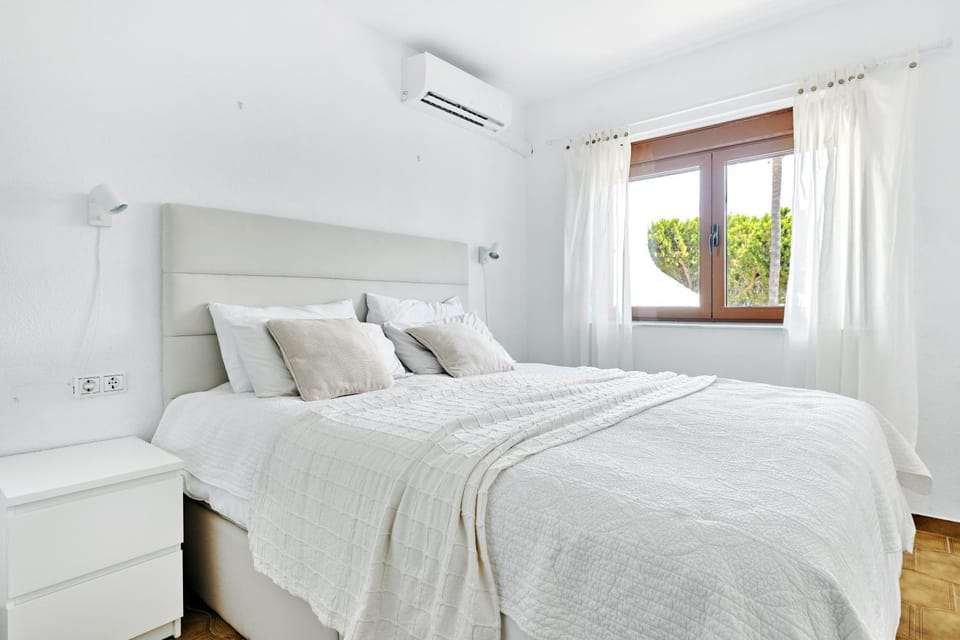 Bedroom, air conditioner