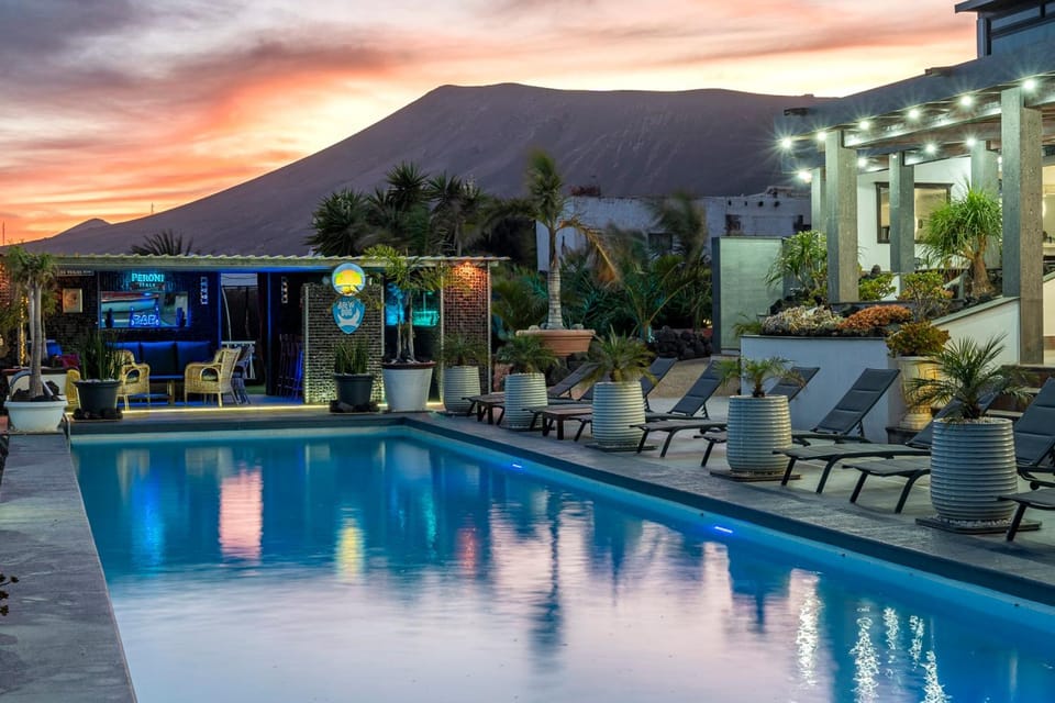 Lounge or bar, Mountain view, Pool view, Swimming pool, Sunset