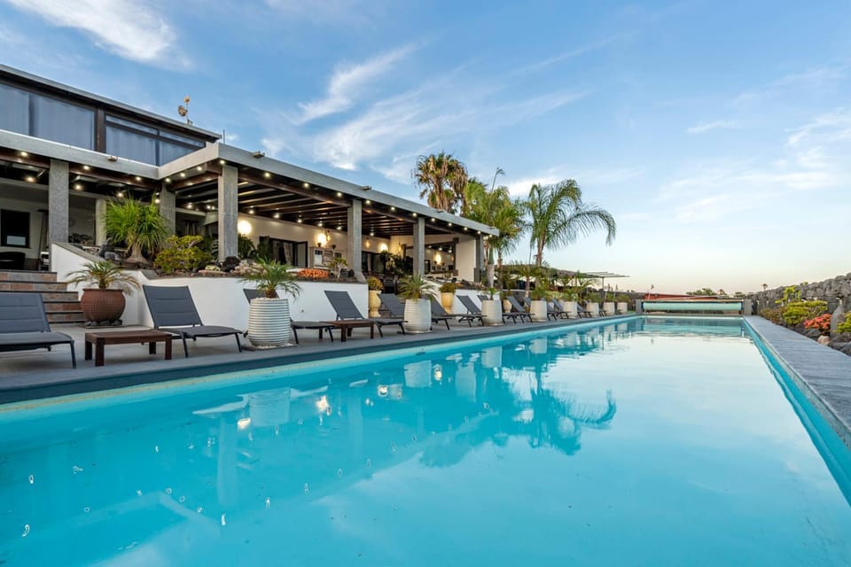 Property building, Balcony/Terrace, Swimming pool, sunbed