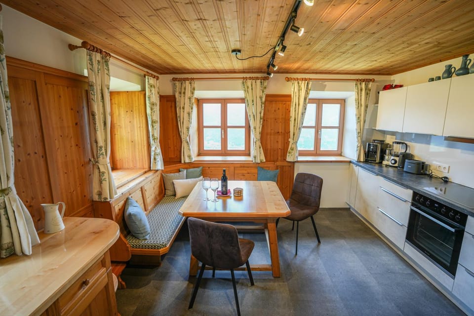 Kitchen or kitchenette, Living room, Seating area, Dining area, Communal kitchen, Food, oven, stove, kitchen