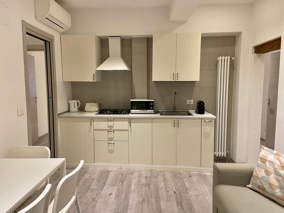 Kitchen or kitchenette, Dining area, Communal kitchen