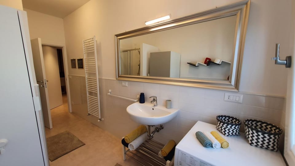 Bathroom, towels