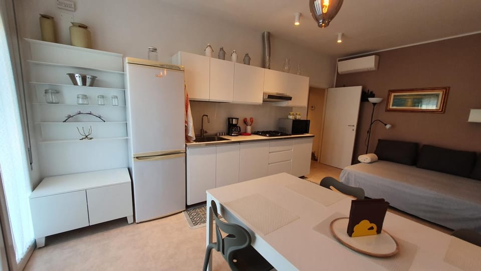 Kitchen or kitchenette, Living room, Seating area, Dining area, oven, stove