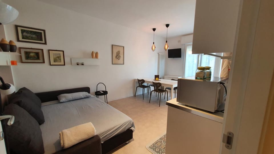 Communal lounge/ TV room, Bed, Kitchen or kitchenette, Living room, Seating area, Dining area